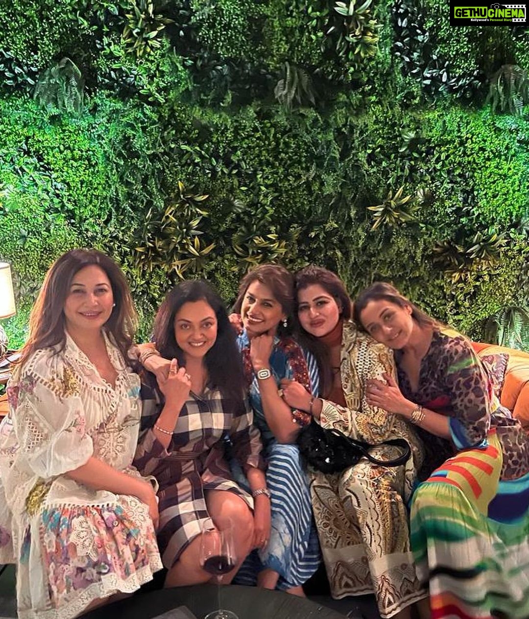Namrata Shirodkar Instagram - A typically expected fun night with the fun girls of hyd!!! Timeout and time found .. here’s to many such more ones .. ♥️♥️♥️♥️♥️our own new forum 🤪🤪🤪love you girls 🥰🥰🥰