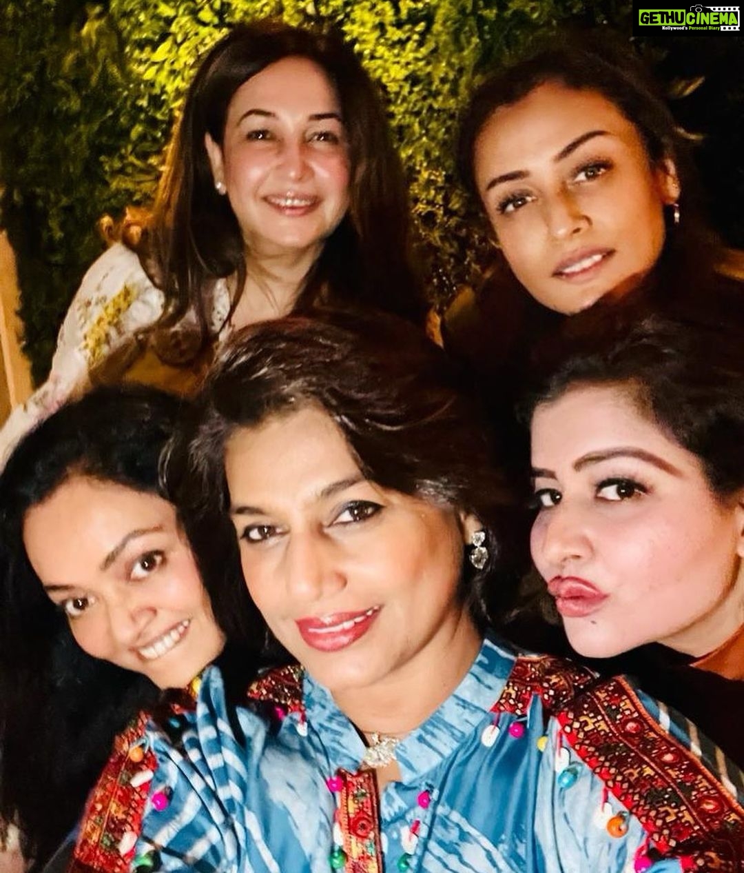 Namrata Shirodkar Instagram - A typically expected fun night with the fun girls of hyd!!! Timeout and time found .. here’s to many such more ones .. ♥️♥️♥️♥️♥️our own new forum 🤪🤪🤪love you girls 🥰🥰🥰