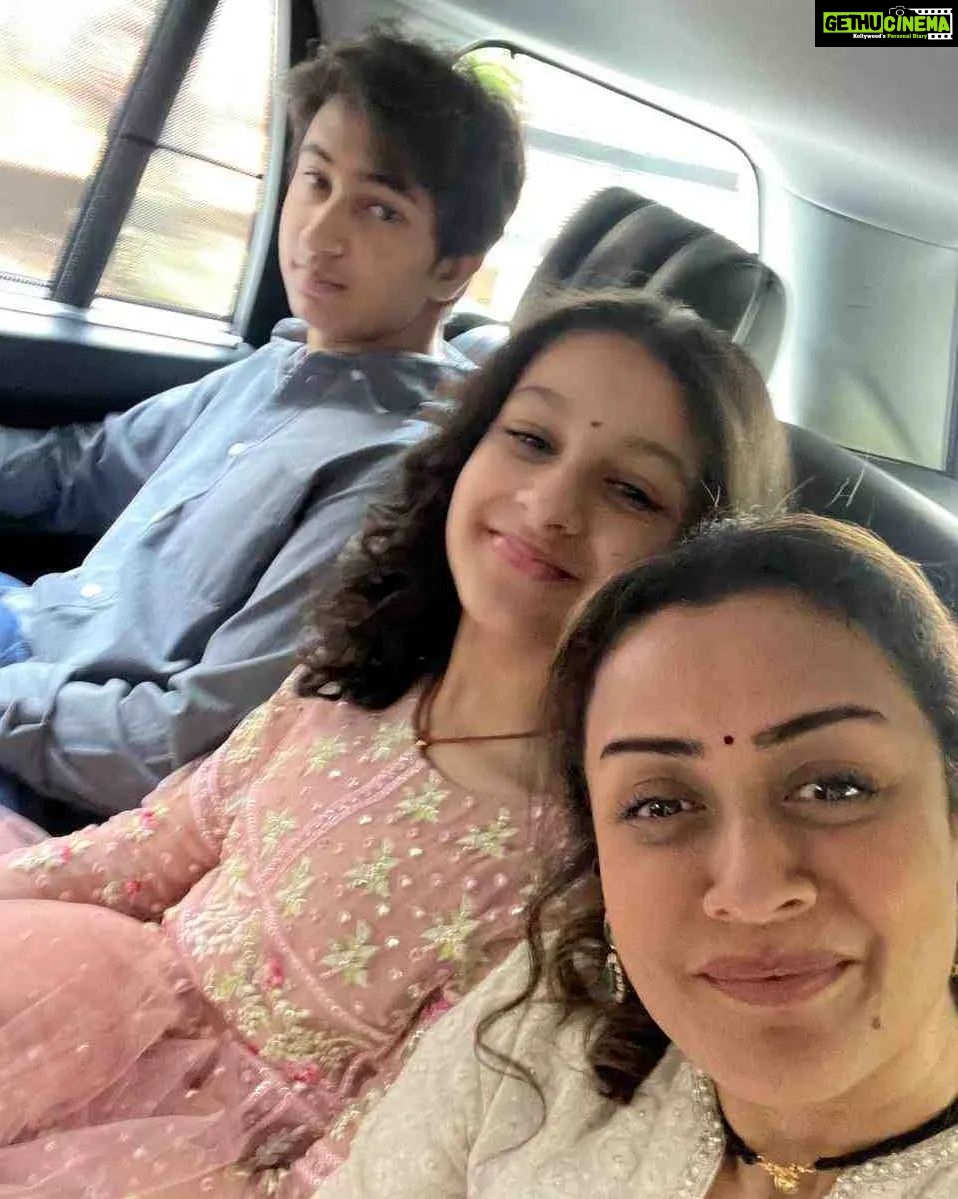 Namrata Shirodkar Instagram - The same selfie for ages... with me & and the same two faces ππ Nothing changes... only their faces evolve into more n more beautiful beingsβ¦ Inside n out π₯°π₯°π₯° Now they know much more than I do and at times I'm at their mercy for my lack of tech skills π€£π€£π€£ I donβt mind... as Iβm a good learner... and these are my teachers ππππ