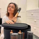 Namrata Shirodkar Instagram – In love with @dyson_india’s all-new Airwrap.. a big upgrade from the original! Comes with increased control and re-engineered attachments that make styling easy and fun!

Now you don’t have to switch barrels to curl your hair in both directions. The Flyaway attachment & the re-engineered multi-styler brushes come with enhanced Coanda airflow to curl, shape and hide flyaways! 

#DysonIndia #DysonHair #Gifted