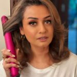 Namrata Shirodkar Instagram – Convenience is key in these fast paced times! @dyson_india has got it right with the cordless machine, my perfect on-the-go solution. 
#DysonIndia #DysonHair #gifted