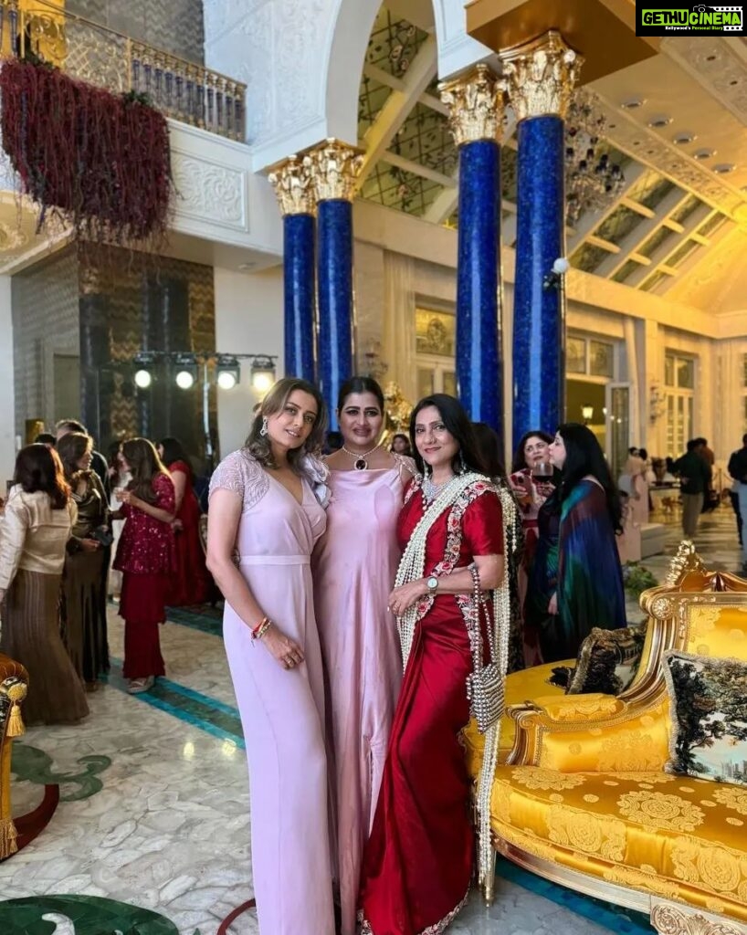Namrata Shirodkar Instagram - Welcoming the Diwali season with amazing people and our exceptional hosts, #KrishnaReddy and @sudhareddy.official. No one could've done it better than you Sudha! What a fabulous evening! Thank you for having us over. ❤️✨