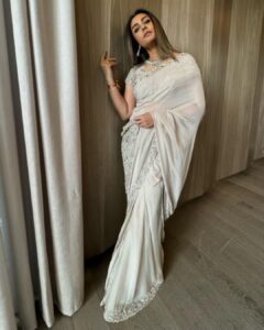 Namrata Shirodkar Instagram - Leaving a little sparkle wherever I go 🪄 @viranicaofficial 🤗🤗 @gowrisignatures