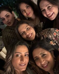 Namrata Shirodkar Instagram - About last night...Diwali done right with the coolest bunch!! Thanks @alwaysramcharan & @upasanakaminenikonidela for being the best hosts! ♥️

Happy Diwali folks!! Wishing you all a phenomenal one filled with love and light. 🪔✨ #DiwaliNights #Diwali2023

PC 📸: pic 5 @sskarthikeya you're a genius... Can't get more dramatic than this 😂😂😂