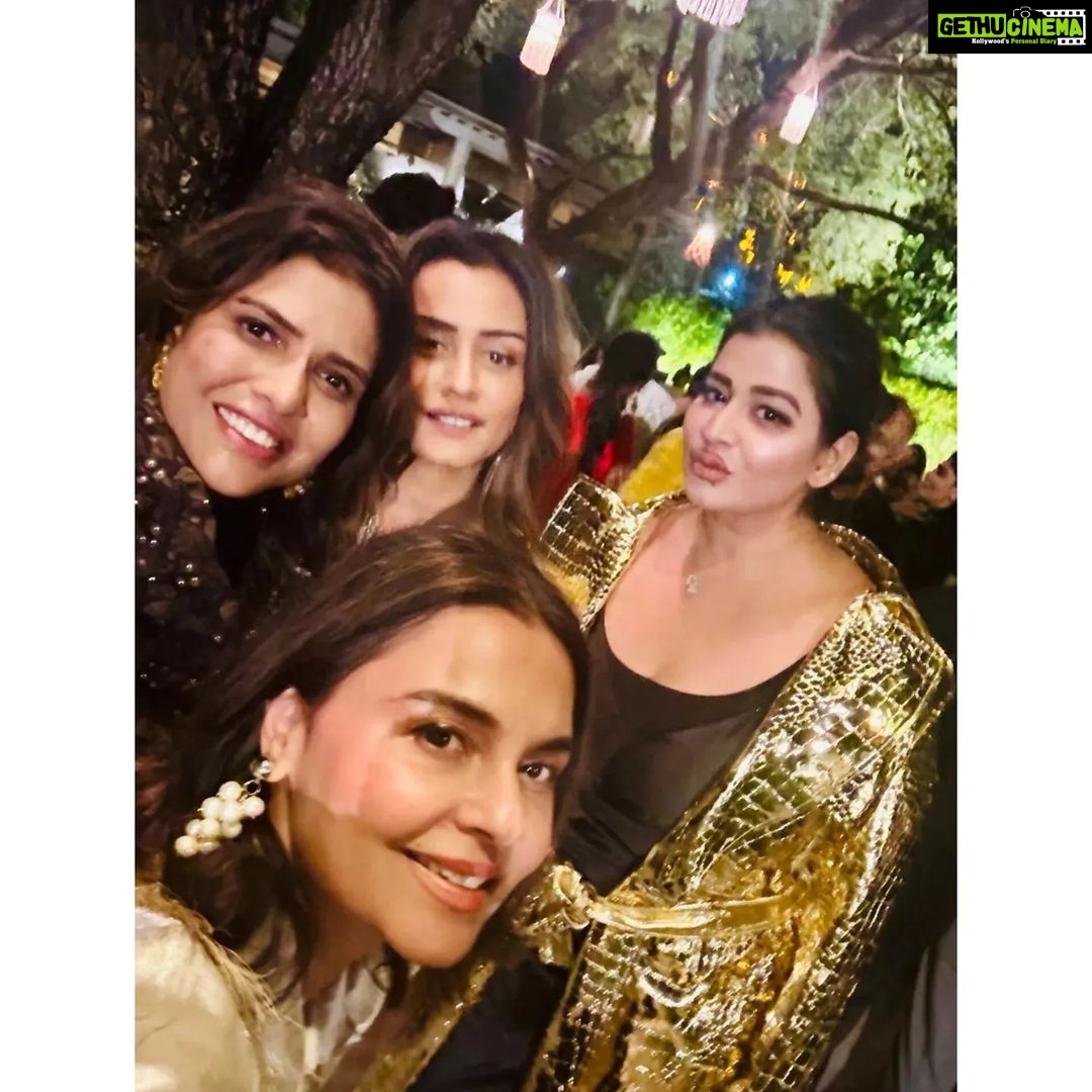 Namrata Shirodkar Instagram - Diwali vibes, good times and unforgettable memories... a magical soiree!! #DiwaliNights #FestiveFever#