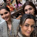 Namrata Shirodkar Instagram - An evening well spent! Congratulations to @officenitaambani and @ishaambani for launching the @swadesh_online flagship store in Hyderabad. @officenitaambani @ishaambani @reliancefoundation @mirzasaniar @jayeshranjan @shilpareddy.official @sudhareddy.official @diabhupal @krishnabhupal @pvsindhu1 @lakshmimanchu @viranica @mickeycontractor