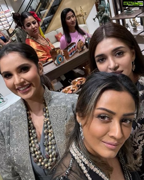 Namrata Shirodkar Instagram - An evening well spent! Congratulations to @officenitaambani and @ishaambani for launching the @swadesh_online flagship store in Hyderabad. @officenitaambani @ishaambani @reliancefoundation @mirzasaniar @jayeshranjan @shilpareddy.official @sudhareddy.official @diabhupal @krishnabhupal @pvsindhu1 @lakshmimanchu @viranica @mickeycontractor