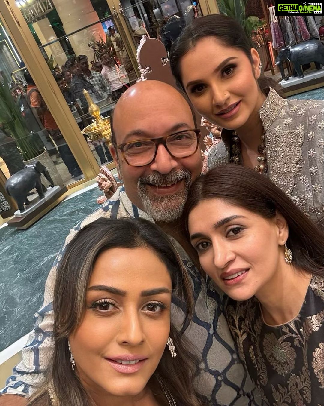 Namrata Shirodkar Instagram - An evening well spent! Congratulations to @officenitaambani and @ishaambani for launching the @swadesh_online flagship store in Hyderabad. @officenitaambani @ishaambani @reliancefoundation @mirzasaniar @jayeshranjan @shilpareddy.official @sudhareddy.official @diabhupal @krishnabhupal @pvsindhu1 @lakshmimanchu @viranica @mickeycontractor