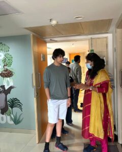Namrata Shirodkar Instagram - Another one of GG's visits to @rainbowchildrenshospitals through @mbfoundationorg. Rainbow Hospitals' dedication to providing quality treatment is nothing short of remarkable. Let's stand together to support these young warriors in their journey to health and happiness! ❤️