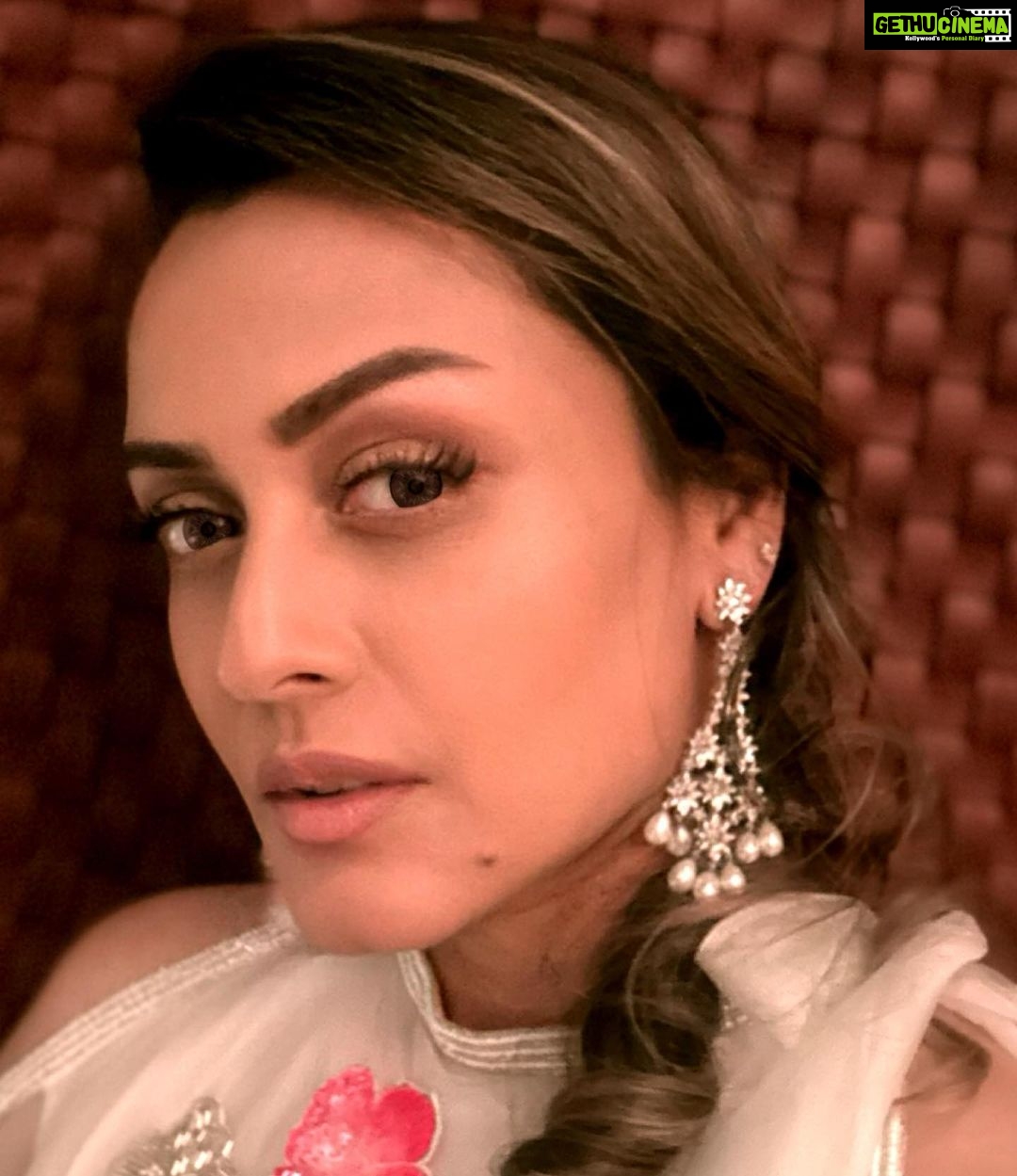Namrata Shirodkar Instagram - White floral evenings ✨✨ Hyderabad
