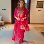 Namrata Shirodkar Instagram – In pink hues, I make my style rule! 🌸

Outfit: @jayantireddylabel
Hmu: @theartbeatsalon 
  @rajapathrunitanuja

Styling: @nithishasriram