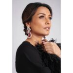 Namrata Shirodkar Instagram – Black… always in vogue 🖤

For @khannajewellerskj
Styled by @jukalker 
Outfit @malie.official
Makeup @sandysartistry
Hair stylist @hairbyrajabali 
Photographer @vaishnavpraveen