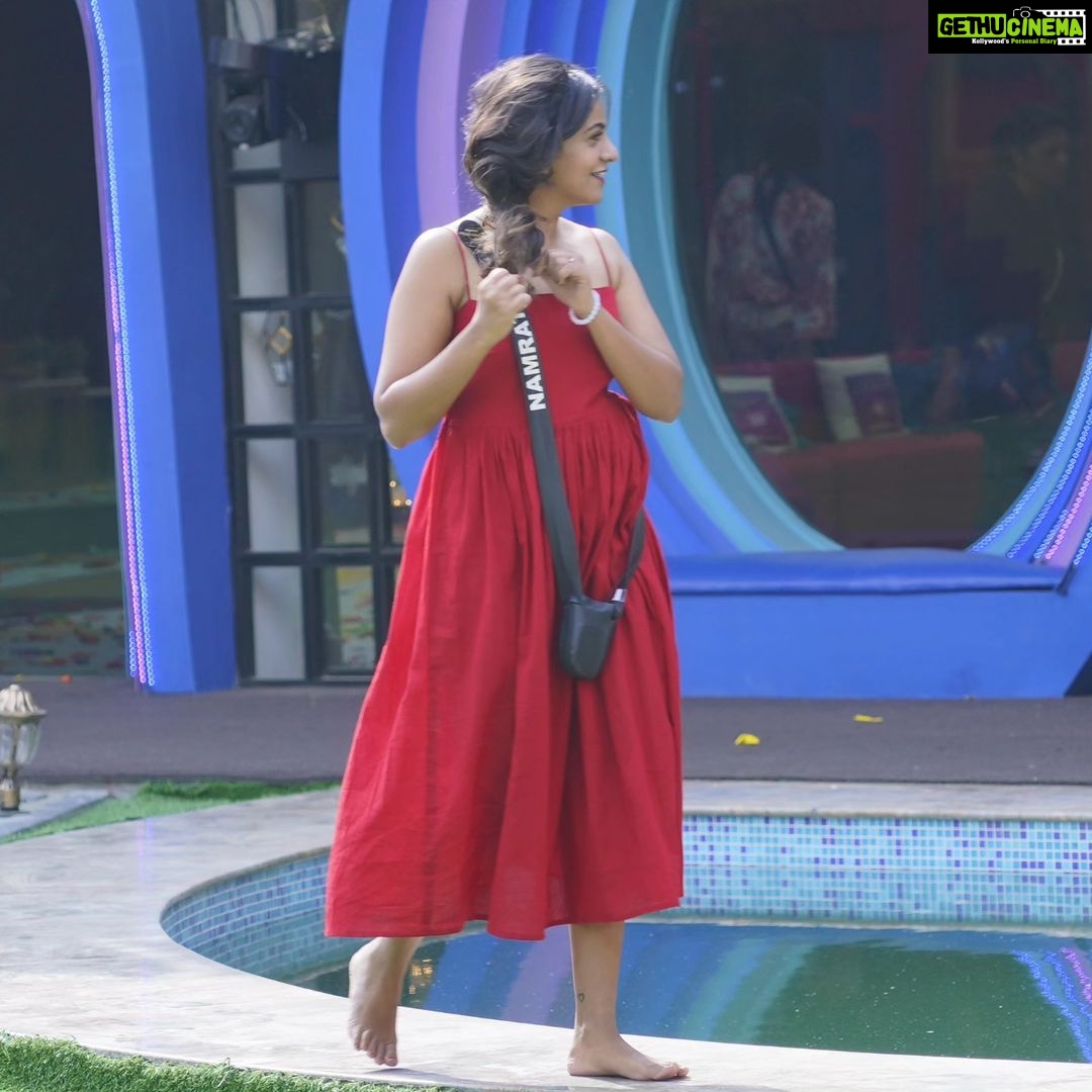 Namratha Gowda Instagram - We buy plates to eat, but never eat the plates.. Namratha energises the Bigg Boss house, but never loses energy 💃 Let's keep our finger's crossed that she should not be nominated this week as well!!💕 @colorskannadaofficial @officialjiocinema #namratha #namrathagowda #fans #bbk10 #1stcontestant #muchlove #trending #IndianActress #instafam #relentkreationz