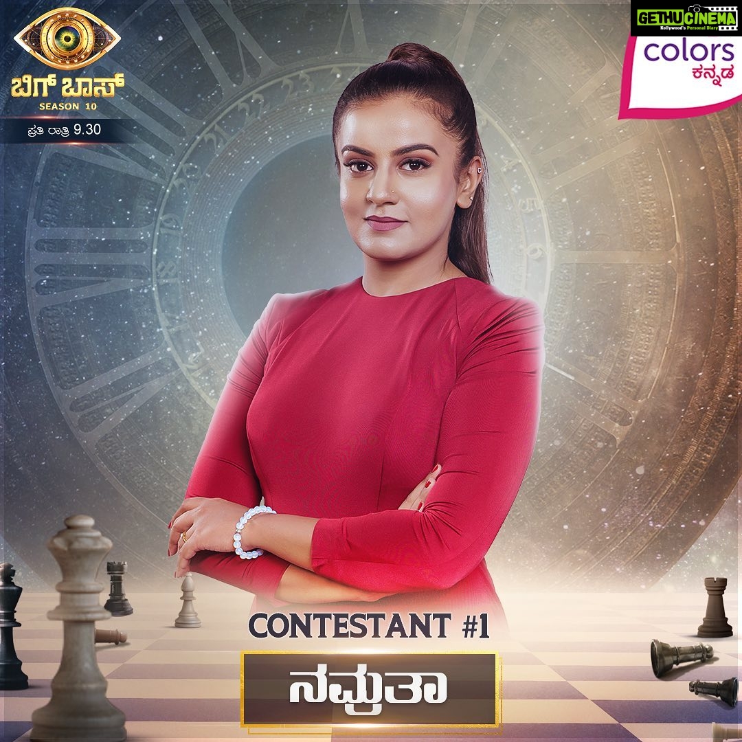 Namratha Gowda Instagram - Bigg Boss Season 10 ಮನೆಯೊಳಗೆ ಹಾಲುಕ್ಕಿಸಿ ಪ್ರವೇಶ ಮಾಡಿದ ಮನೆಯ ಮೊದಲ ಅಭ್ಯರ್ಥಿ ನಮ್ರತಾರವರಿಗೆ ನಿಮ್ಮೆಲ್ಲರ ಆಶೀರ್ವಾದದೊಂದಿಗೆ ಗೆದ್ದು ಬರಲೆಂದು ಹರಸಿ ಹಾರೈಸಿ. Good Luck Namratha♥️ Styling @tejukranthi @khushi_jagadisha Outfit @kalasthreebytejaswinikranthi Acc Managed by: @relentkreationz & team #namratha #namrathagowda #fans #bbk10 #1stcontestant #muchlove #trending #IndianActress #instafam #relentkreationz