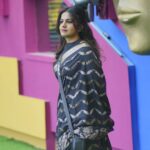 Namratha Gowda Instagram - She is the style statement among all of them who call themselves STYLISH💕 Saree: @houseof.raadhya_sarees Blouse: @vishishtadesignerstudio Styling: @likitha_suresh_ @colorskannadaofficial @officialjiocinema #bbk10 #biggboss #season10 #jiocinema #namarathagowda #trending #relentkreationz #kicchasudeep