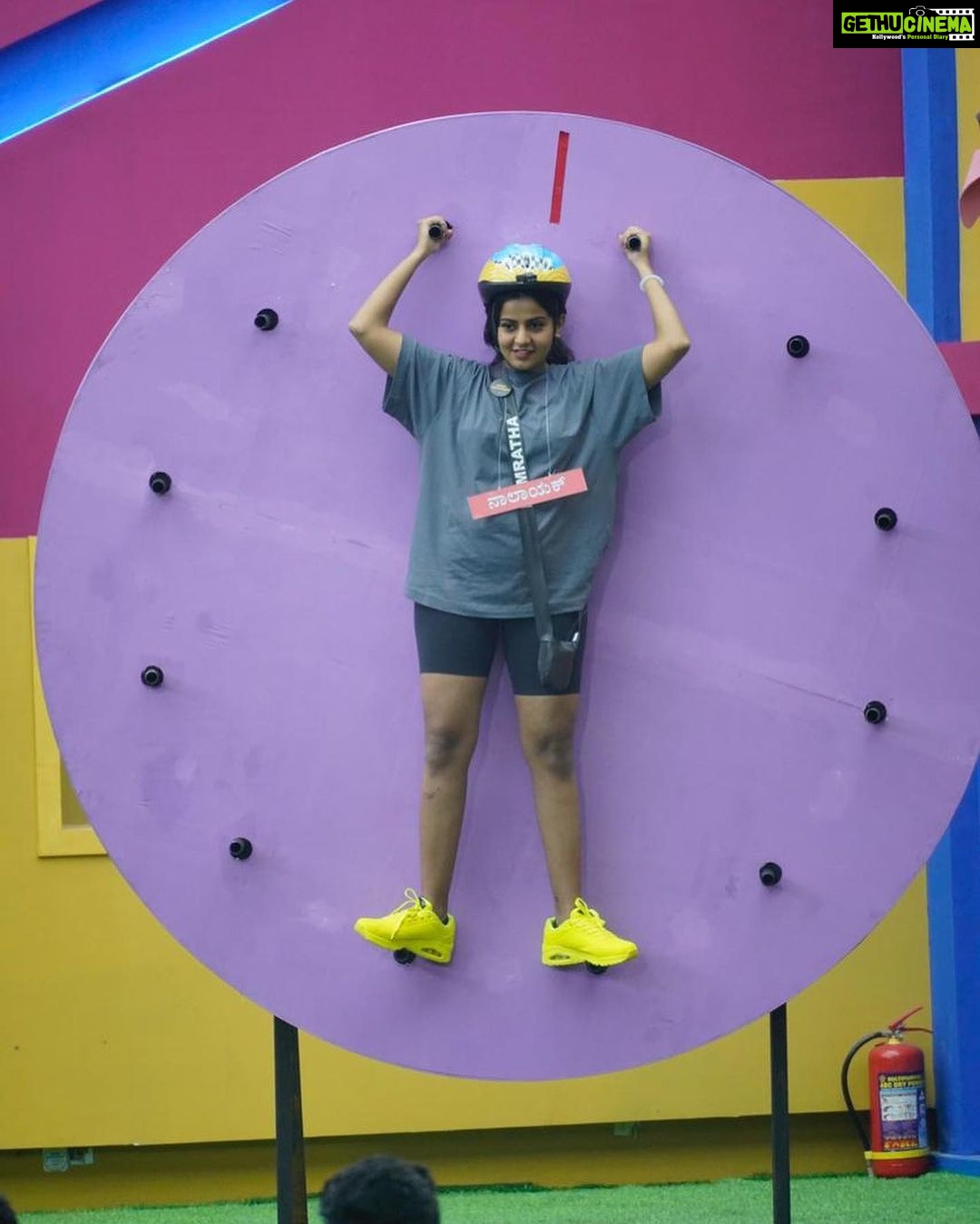 Namratha Gowda Instagram - Task ಅಂತ ಬಂದ್ರೆ Tough competitor. Captaincy task ನಲ್ಲಿ ತಮ್ಮ ಸಾಮರ್ಥ್ಯಕ್ಕೂ ಮೀರಿ ಕೊನೆ ತನಕ Tough competition ಕೊಟ್ಟ ನಮ್ಮ ನಮ್ರತಾ ಗೌಡ ರವರು ತುಂಬಾ ಹೆಣ್ಣು ಮಕ್ಕಳಿಗೆ ಸ್ಫೂರ್ತಿ... @colorskannadaofficial @officialjiocinema #namratha #namrathagowda #fans #bbk10 #1stcontestant #muchlove #trending #IndianActress #instafam #relentkreationz