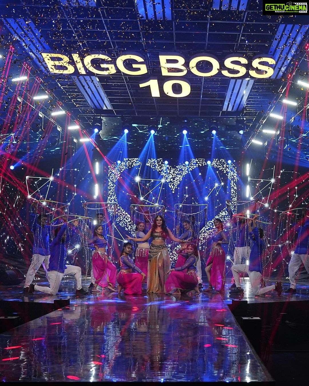 Namratha Gowda Instagram - Snippets from the Grand Premiere of Bigg Boss season 10!! ಗ್ರ್ಯಾಂಡ್ ಪ್ರೀಮಿಯರ್ನ ತುಣುಕುಗಳು!! @colorskannadaofficial @officialjiocinema #namratha #namrathagowda #fans #bbk10 #1stcontestant #muchlove #trending #IndianActress #instafam #relentkreationz