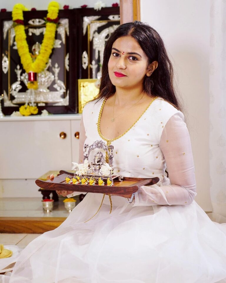 Namratha Gowda Instagram - ನಾಡಿನ ಸಮಸ್ತ ಜನತೆಗೆ ಗೌರಿ-ಗಣೇಶ ಹಬ್ಬದ ಹಾರ್ದಿಕ ಶುಭಾಶಯ. 🙏 Outfit: @likitha_suresh_