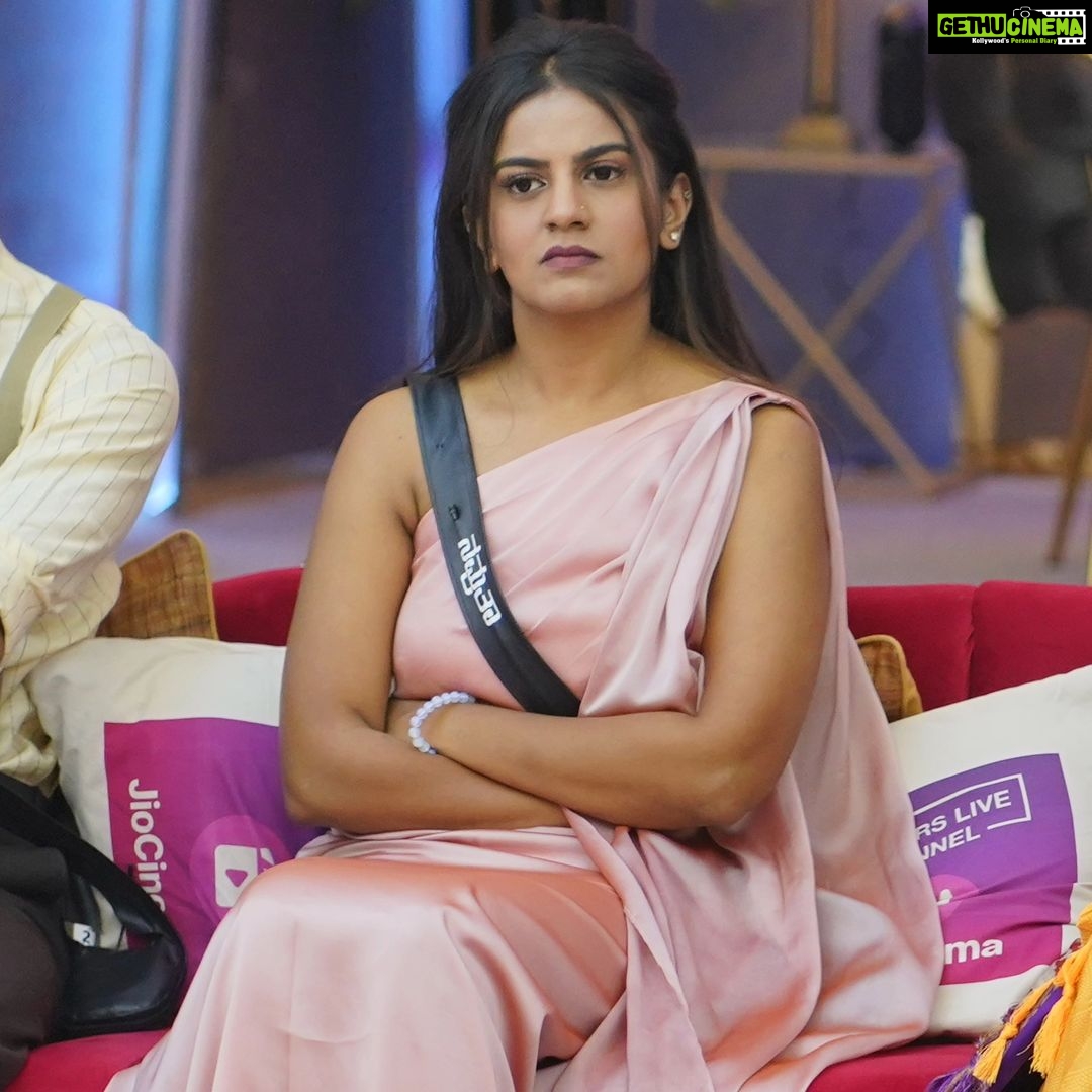Namratha Gowda Instagram - A perfect day is when the Soul smiles 😊 Pls Vote and save her from this week's elimination!! She has entered 50 days successfully, let's make it 100 days & Finale!! That's only possible with all of your support!! @colorskannadaofficial @officialjiocinema Styling/assisted : @likitha_suresh_ Outfit: @clique_designerstudio #bbk10 #biggboss #season10 #colorskannada #jiocinema #namarathagowda #50days #kicchasudeep #relentkreationz