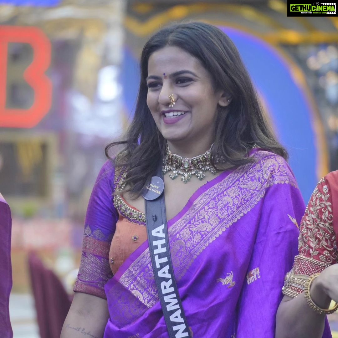 Namratha Gowda Instagram - The perfect matching accessory for a saree is not the Jewelry but her SMILE 😊 @colorskannadaofficial @officialjiocinema Assisted By: @likitha_suresh_ Wardrobe Courtesy: @mansa.chandra.label Jewellery : @thespatika #namratha #namrathagowda #fans #bbk10 #1stcontestant #muchlove #trending #IndianActress #instafam #relentkreationz