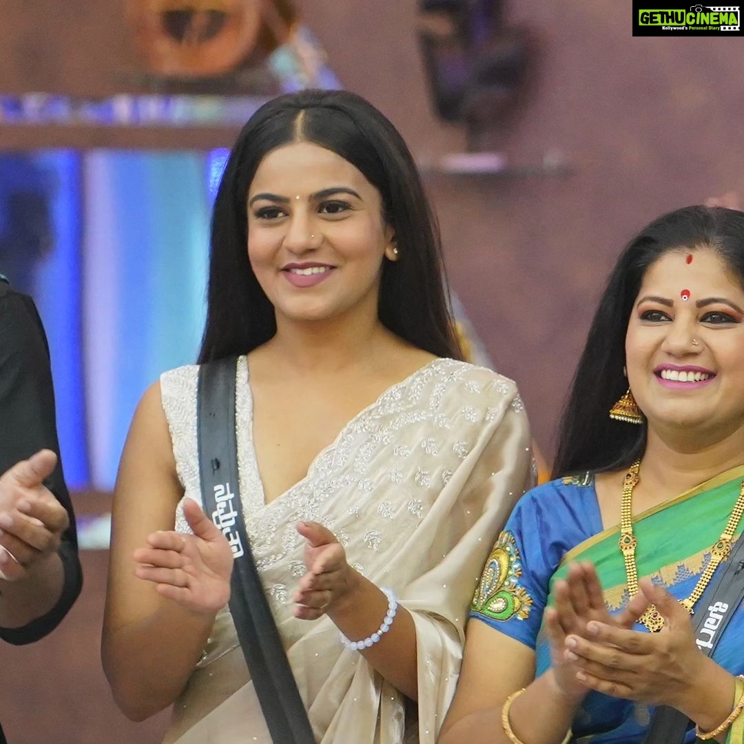 Namratha Gowda Instagram - Smile is the beauty of the soul♥️ @colorskannadaofficial @officialjiocinema Assisted by: @likitha_suresh_ Wardrobe: @vibbhinna #bbk10 #jiocinema #biggboss #colorskannada #namrathagowda #relentkreationz