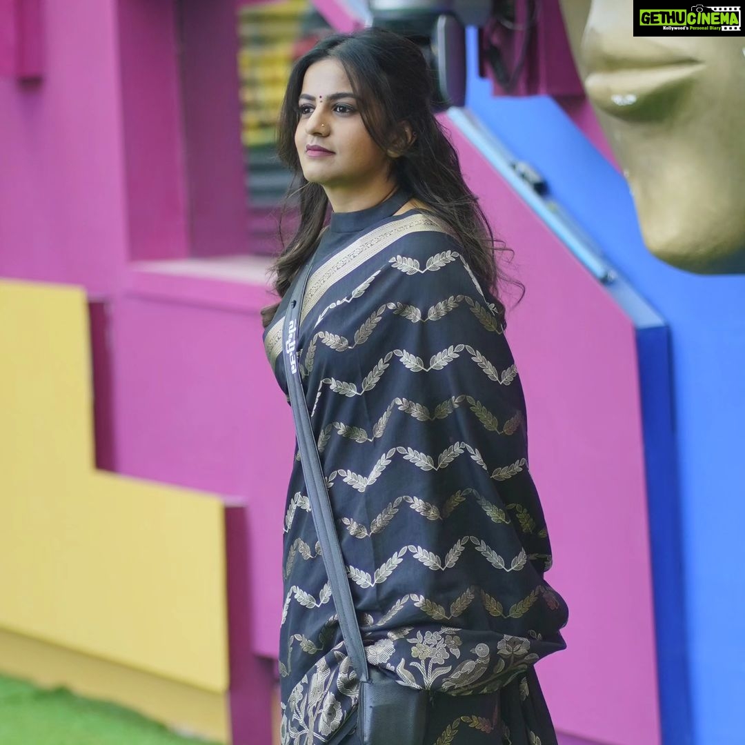 Namratha Gowda Instagram - She is the style statement among all of them who call themselves STYLISH💕 Saree: @houseof.raadhya_sarees Blouse: @vishishtadesignerstudio Styling: @likitha_suresh_ @colorskannadaofficial @officialjiocinema #bbk10 #biggboss #season10 #jiocinema #namarathagowda #trending #relentkreationz #kicchasudeep