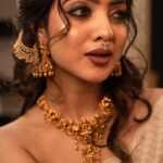 Nandana Varma Instagram - ✨ Photographer : @_shutter__bug Styling : @hiba_shana @z.styl.in.g Videography : @yedukrishnan._ Makeup : @_anish_makeup_artist Studio : @tinyturtle.media