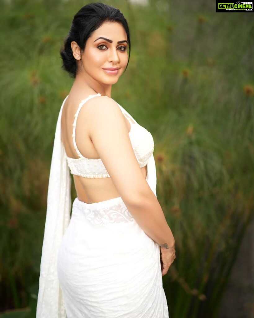 Nandini Rai Instagram - Making a statement in this crisp white saree 💪