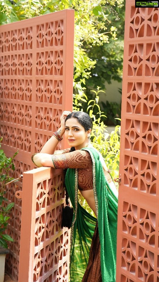 Nandini Rai Instagram - Naari in a saree 😝 #reels #instadaily #reelsinstagram #trendingsongs