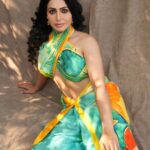 Nandini Rai Instagram - Everything looks good with confidence.. Photography : @shareefnandyala Content creator :- @story_at_every_corner_sherin MUH: @bablu_hair_stylist #saree #abaya #photooftheday #photooftheday #nandinirai