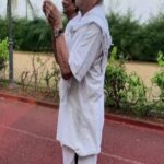 Nandita Das Instagram - Look who I met? And guess what I caught him doing! One of my favourite people and poet. It makes morning walks so worth it. I hope to do it more often. #gulzar