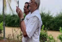 Nandita Das Instagram - Look who I met? And guess what I caught him doing! One of my favourite people and poet. It makes morning walks so worth it. I hope to do it more often. #gulzar