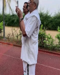 Nandita Das Instagram - Look who I met? And guess what I caught him doing! One of my favourite people and poet. It makes morning walks so worth it. I hope to do it more often. #gulzar