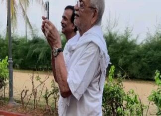 Nandita Das Instagram - Look who I met? And guess what I caught him doing! One of my favourite people and poet. It makes morning walks so worth it. I hope to do it more often. #gulzar
