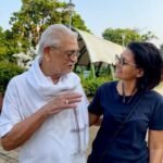 Nandita Das Instagram - Look who I met? And guess what I caught him doing! One of my favourite people and poet. It makes morning walks so worth it. I hope to do it more often. #gulzar