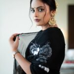 Nandita Swetha Instagram – I allow myself to experiment 
 Shot by @shutterbysarath 
Hair @praneetha_beautymakeover
.
Outfit @aachho ( personally I don’t recommend since they don’t respond properly) 

#mangalavaram #nov17th #telugumovie #trailerlaunch #homelylook #southindian #actress #poser