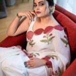 Nandita Swetha Instagram – Happy #deepavali all-) 
Saree from @vedsilks_by_shravanthi 
Clicked by @lavsar_photography 

#festivewear #festive #whitesaree #bangalore