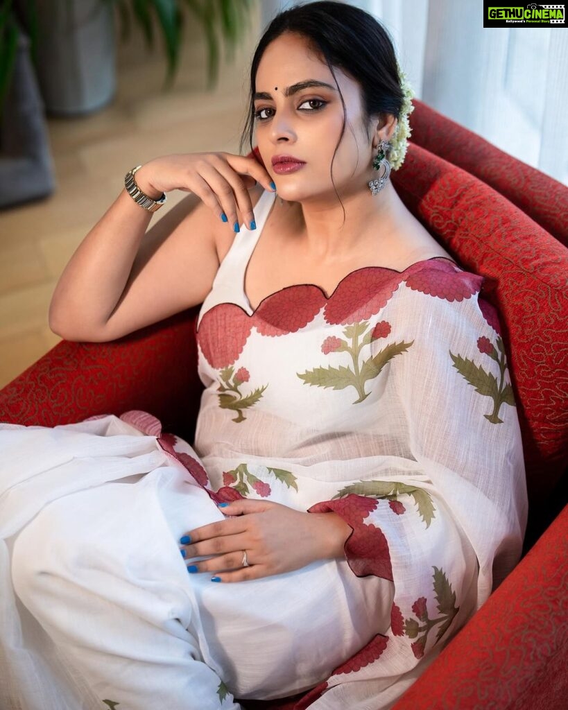 Nandita Swetha Instagram - Happy #deepavali all-) Saree from @vedsilks_by_shravanthi Clicked by @lavsar_photography #festivewear #festive #whitesaree #bangalore