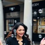 Natasha Doshi Instagram - We all see life from our own unique little bubbles 🫧🫧 But you know what, you get to choose what bubble you want to be inside. Placing myself in a bubble full of good vibes & joy ☺️🧿 🎥 - @bharath_vikhram_photography . . . . #reels #feelitreelit #bubbles #theactressdiary #natashadoshi #instareels #happygirlsaretheprettiest #mindsetmatters #choosehappy #london #takemeback #londondiaries #coventgarden #favoriteplace #allsmiles