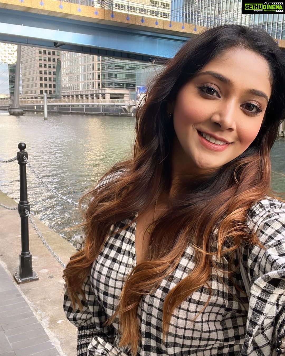 Natasha Doshi Instagram - Been a while since a π€³π» cropped up on the gram βΊοΈ #FeelingCute definitely #NotDeleting π . . . . #theactressdiary #natashadoshi #londondiaries #takemeback #allsmiles #photooftheday #photogram #shamelessselefie #happygirlsaretheprettiest #london