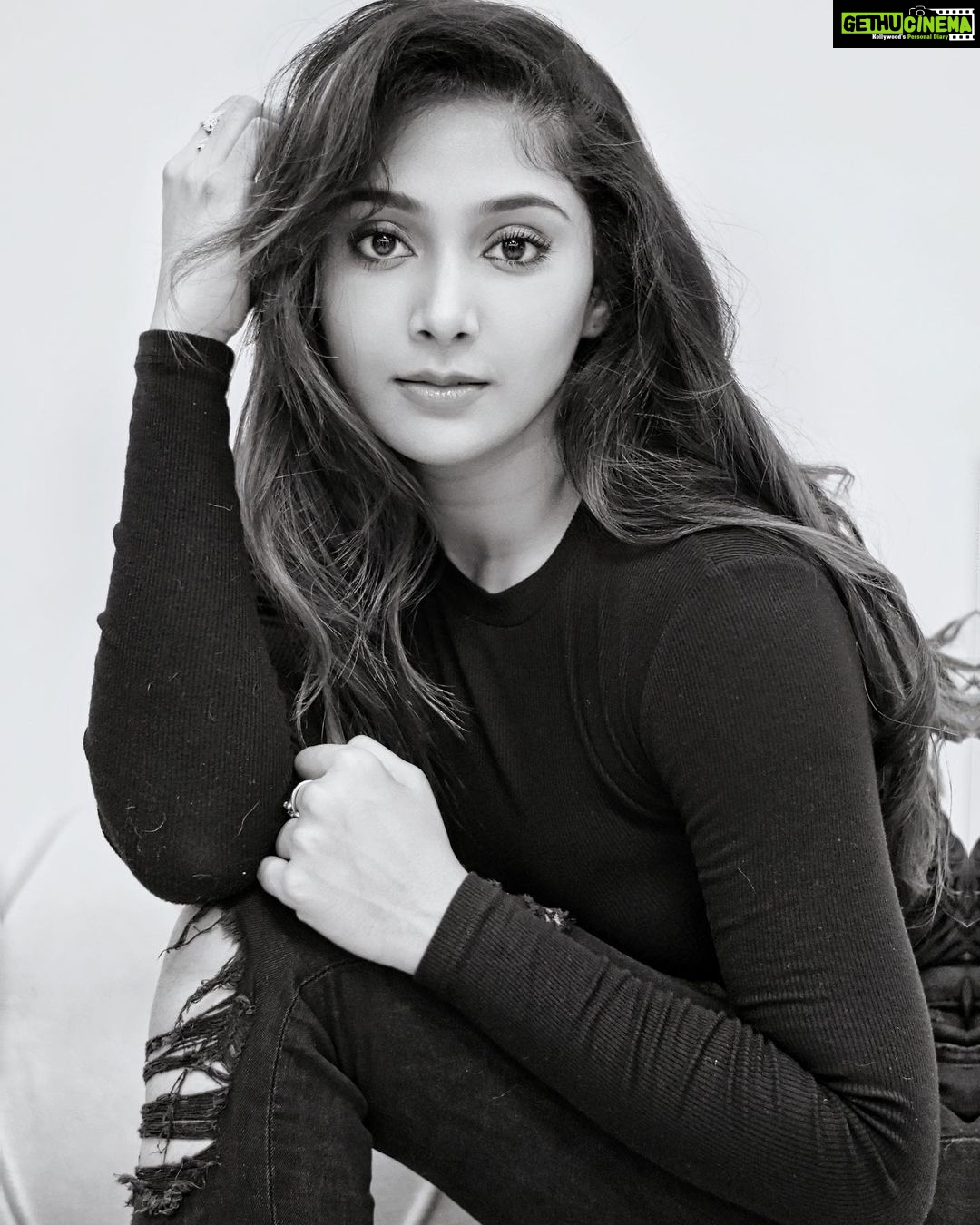 Natasha Doshi Instagram - Give me a piece of you 🖤🍫 📸 - @mayurshedgephotography . . . . #theactressdiary #natashadoshi #morninggram #blackandwhitephotography #photoshoot #portraitphotography #photogram #photooftheday #allblackeverything Mumbai, Maharashtra