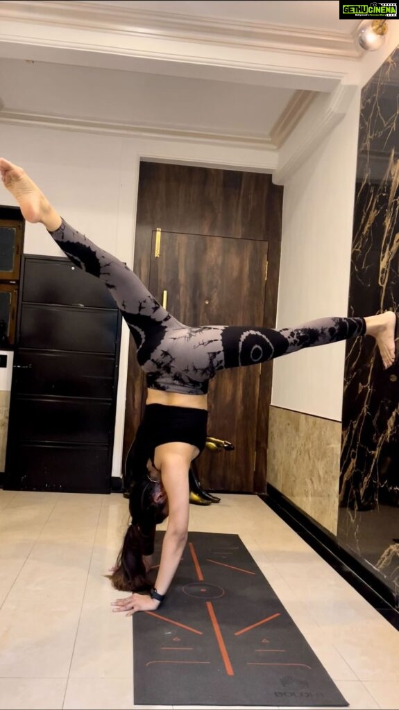 Natasha Doshi Instagram - Stretching : the only way you get out of your comfort zone 🤸🏻‍♀ Stretch yourself in every aspect - mentally, physically. If it scares/ challenges you, it might be a good thing to try ☺💪🏻 . . . . #stretch #instagramreels #feelitreelit #reels #workoutreels #pushyourself #getoutofyourcomfortzone #theactressdiary #natashadoshi #fitness #fitgirls #fitnessmotivation #fitlife #backpainrelief #wallchallenge #explore #trendingreels #stretchingexercises #split #splitstraining #fitnessjourney Mumbai, Maharashtra
