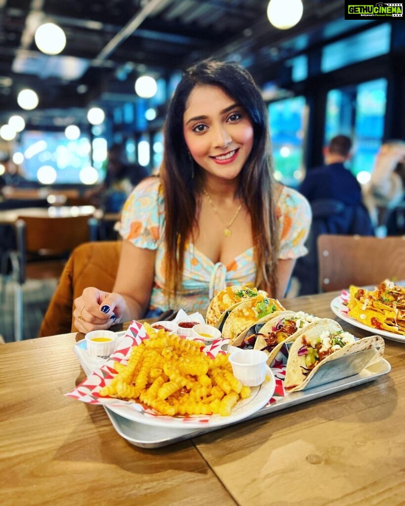 Natasha Doshi Instagram - Fry-day 😋🍟 #yummyinmytummy Market Halls Cargo Canary Wharf