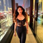 Natasha Doshi Instagram - Know your worth & your angles 🖤🔥 📸 - @benji_fernandes . . . . #wheninlondon #london #theactressdiary #natashadoshi #rooftop #blackonblack #allblackeverything #wednesdaymood #happygirlsaretheprettiest #moreselflove #allsmiles #messyhairdontcare Wardian London