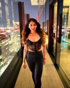 Natasha Doshi Instagram - Know your worth & your angles 🖤🔥
📸 - @benji_fernandes 
.
.
.
.
#wheninlondon #london #theactressdiary #natashadoshi #rooftop #blackonblack #allblackeverything #wednesdaymood #happygirlsaretheprettiest #moreselflove #allsmiles #messyhairdontcare