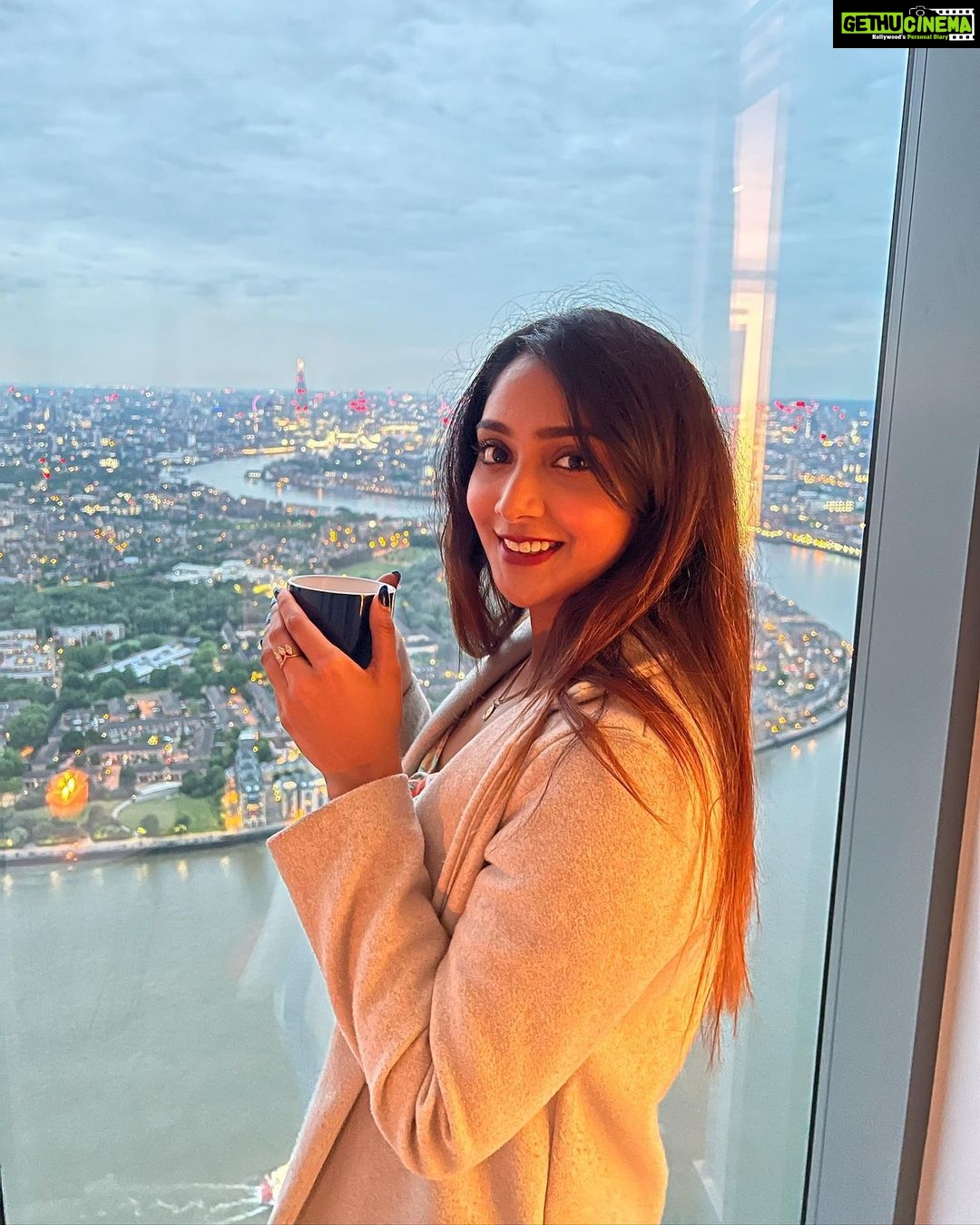 Natasha Doshi Instagram - Chai with a view of my favourite city ☕️❤️ 📸 - @benji_fernandes #london #travelingram #londoncity #natashadoshi #chai #tealover #happyheart #happygirlsaretheprettiest #feelingcute #londonskyline #viewforview #thatview London, United Kingdom