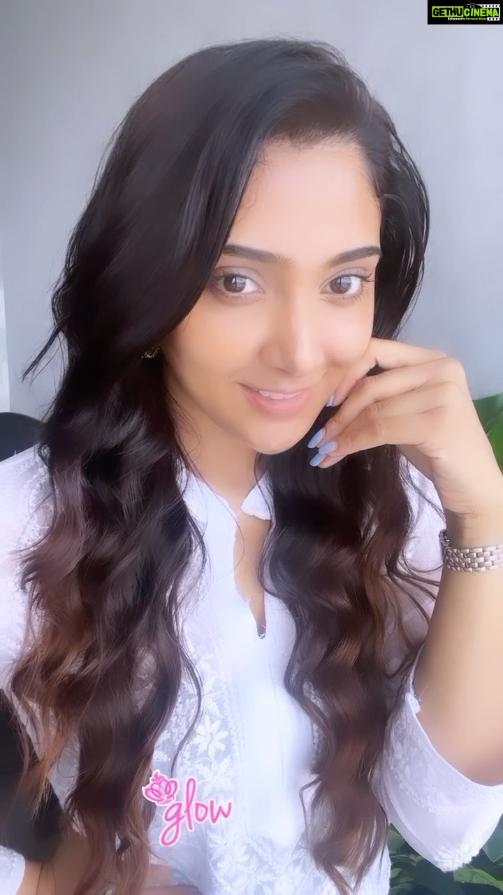 Natasha Doshi Instagram - Being a Glowgetter with the Kapiva Kumkumadi Glow Face Oil 💁🏻♀️🌟 This @kapiva_official miracle face oil with 25+ all natural ingredients like kesar, Chandan, manjishtha helps fight skin issues like dark spots, pigmentation, uneven skin tone & gives radiant glow in just 21 days! ☺️ Face oils help target specific issues as they can penetrate deeper into the skin. Make the most of the @mynykaa occasion offer, use code “KAPIVA10OFF” to get healthy, glowing skin 💕 https://www.nykaa.com/kapiva-ayurveda-kumkumadi-glow-face-oil/p/6795266?productId=67952 66&pps=2 #AD #kapivaayurveda #ayurveda #ayurvedicskincare #ABeauty #skincare #glowingskin #kumkumadi #saffron #naturalglow #kapivaglowoil #kapivakumkumadiglowoil #glowoil #faceoil #plantbased #natural #madesafe