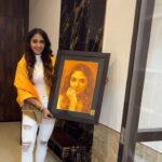 Natasha Doshi Instagram - Being appreciated by an artist for your talent is truly uplifting! 💫 I’m feeling extremely blessed, honoured & grateful to have received this beautiful piece of art by Mahesh @save_girl_child_2016 🥰 🥰 I love the cause his artistic creativity stands for, to save & protect the girl child. More power to you & your team Mahesh ☺️🙌🏻 The painting he made for me was made with gandikota sand mixed with painting. He is the only artist in India who paints in this manner & it is absolutely stunning! 🎨 My heart is sincerely full with the love, respect & adoration I’ve received 🥺❤️ Thankyou so much! I am beyond touched 😇 Much love, ND aka Ammakutti 💃🏻❤️ Ps - continue the beautiful work ☺️💫 . . . . #feelitreelit #instareels #painting #portrait #artistsoninstagram #paintersofinstagram #theactressdiary #natashadoshi #tollywood #actor #grateful #blessed #happy #appreciationpost #lifeisbeautiful #thankyou #reels #happygirlsaretheprettiest #ammakutti South Mumbai
