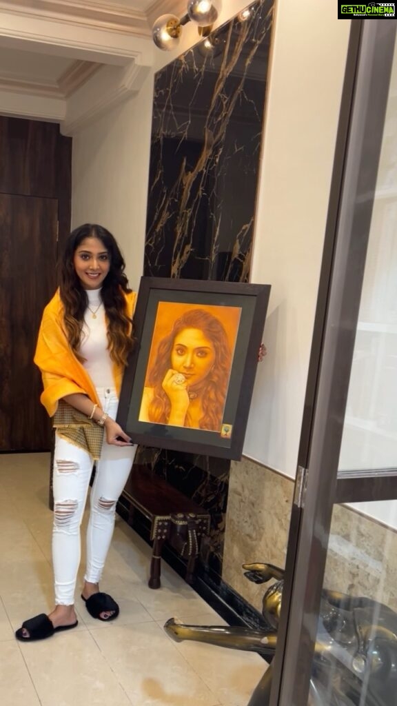 Natasha Doshi Instagram - Being appreciated by an artist for your talent is truly uplifting! 💫 I’m feeling extremely blessed, honoured & grateful to have received this beautiful piece of art by Mahesh @save_girl_child_2016 🥰 🥰 I love the cause his artistic creativity stands for, to save & protect the girl child. More power to you & your team Mahesh ☺🙌🏻 The painting he made for me was made with gandikota sand mixed with painting. He is the only artist in India who paints in this manner & it is absolutely stunning! 🎨 My heart is sincerely full with the love, respect & adoration I’ve received 🥺❤ Thankyou so much! I am beyond touched 😇 Much love, ND aka Ammakutti 💃🏻❤ Ps - continue the beautiful work ☺💫 . . . . #feelitreelit #instareels #painting #portrait #artistsoninstagram #paintersofinstagram #theactressdiary #natashadoshi #tollywood #actor #grateful #blessed #happy #appreciationpost #lifeisbeautiful #thankyou #reels #happygirlsaretheprettiest #ammakutti South Mumbai