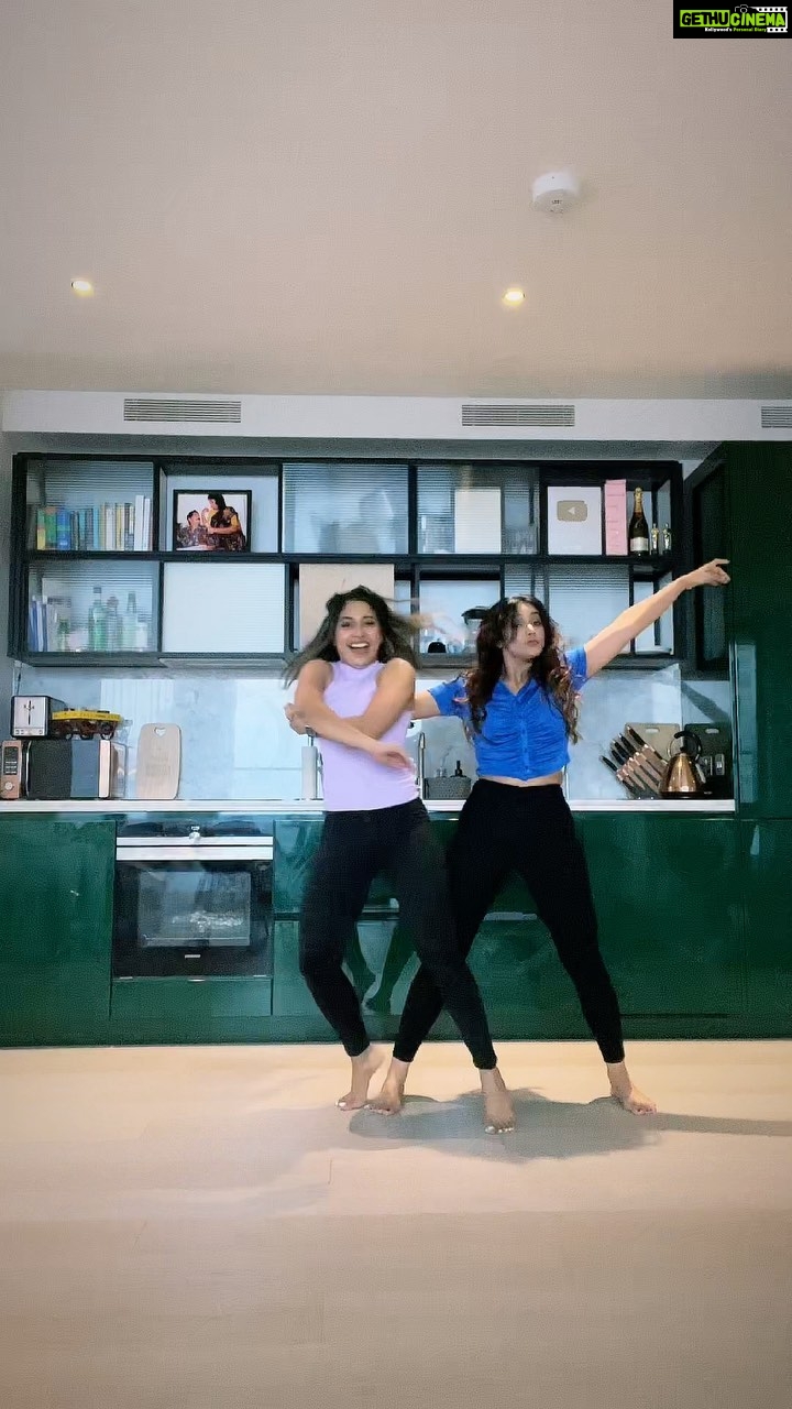 Natasha Doshi Instagram - The one with the routine with my favorite human @doctor.veena β€οΈππ» . . . . #feelitreelit #friends #monicaandross #theroutine #friendstvshow #instareels #dance #dancereels #fridayvibes #reelsinstagram #explore #sisterlove #bestfriends #happy London, United Kingdom